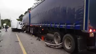 Las pesadas unidades quedaron destruidas tras el fuerte impacto en Chetumal