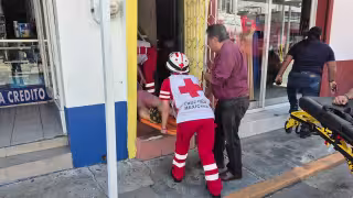 Hombre sufre episodio convulsivo en el Centro de Ciudad del Carmen; lo trasladan de emergencia