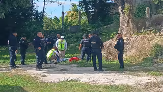 El hombre fue hallado en un predio baldío de la calle 59B y trasladado grave al hospital IMSS-Bienestar.