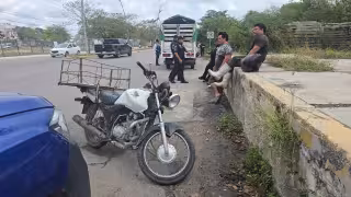 Motociclista resulta con golpes en percance vial