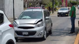 Nissan March choca contra camioneta en colonia Petrolera