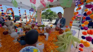 Tanto adultos como niños ayudaron a colocar los adornos típicos de la celebración