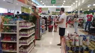 Se pudo constatarse que la gente compró frituras, refrescos, atún y otros víveres que solo podrán usarlos para la contingencia
