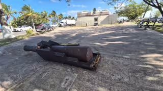 Colapsó la base de madera que sostenía un cañón histórico en la Plaza Moch Cohuó.