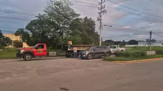 Una camioneta Ford Lobo colisionó contra una motoneta Italika en la avenida Colosio, Champotón.