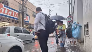 Protección Civil pide no cruzar calles inundadas a pie o en vehículo
