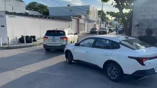 Fuerte choque entre dos Kia deja cuantiosos daños en la Justo Sierra