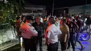 Vecinos de Caracol en Carmen amenazan con bloquear avenida tras 15 horas sin energía