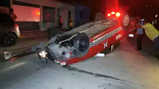 El taxi golpeó a un automóvil, para luego quedar volcado sobre la calle