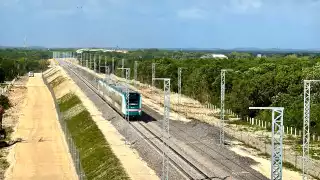 El conductor de la máquina reportó la situación, por lo que le ordenaron regresar a la terminal a fin de evitar un accidente; al parecer, alguien dañó el sistema de cableado