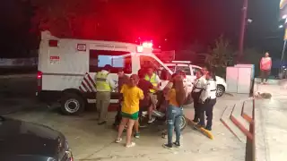 Lo tuvieron que trasladar a un hospital para ponerle puntos a uno, mientras que el agresor huyó