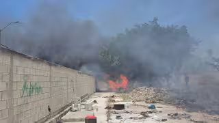 Indigentes provocan incendio en terreno de avenida Resurgimiento en Campeche