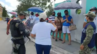 Únicamente 350 vacunas se aplicaron este día, luego el personal de vacunación informó a la gente que permanecía en la fila, que las dosis se habían agotado