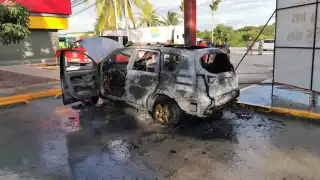 El conductor se había bajado a comprar unos cigarros en una tienda, al regresar encontró su vehículo envuelto en fuego