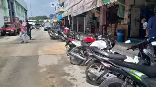 Roban motocicleta  estacionada en el mercado de Escárcega
