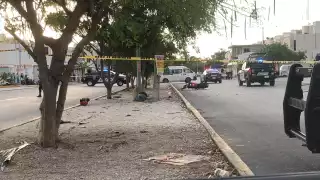 Uno de los tripulantes de la motocicleta, murió en el lugar del choque en Playa del Carmen