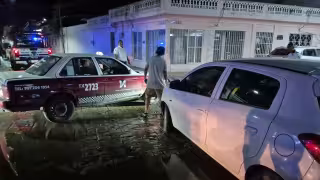 Un taxi y un automóvil particular chocaron durante la madrugada en el Centro de Ciudad del Carmen.