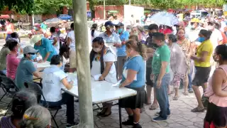 Muchas personas se quejaron por esperar muchas horas bajo el sol