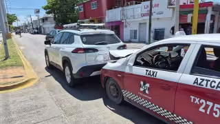 Choque entre taxi y vehículo particular deja cuantiosos daños en Carmen