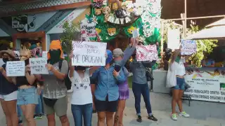los turistas veían con interés la manifestación aunque otros se acercaban al interior del establecimiento para preguntar los costos de sus servicios.