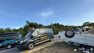 Conductor en estado de ebriedad provoca volcadura sobre el bulevar Playa del Carmen