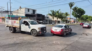 Un choque entre un taxi y una camioneta gasera dejó dos pasajeras lesionadas en la colonia Renovación.
