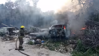 Fuego consume una veintena de vehículos en la zona continental
