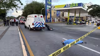 Pipa de agua impacta y arrolla a motociclista en Ruta 5 de Cancún; testigos intentan linchar al chofer