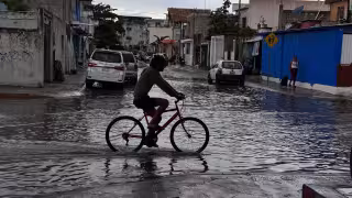 Lluvia provoca encharcamientos y problemas viales en colonias de Playa del Carmen