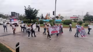 Maestros afectados por la actual ley del ISSSTE se manifiestan en municipios de Quintana Roo