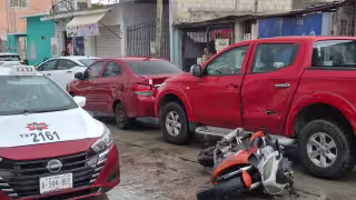 Carambola entre camioneta, automóvil y motocicleta complica el tráfico en Ciudad del Carmen