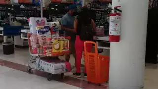 En varios puntos de la ciudad, pueden hallarse los carritos de súper encadenados o amarrados a las puertas de muchas casas