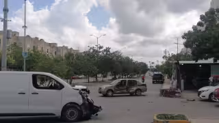 Choque entre una van y un automóvil en Cancún deja cuantiosos daños