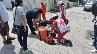 Motociclista choca contra camioneta del Ayuntamiento y termina lesionado en Ciudad del Carmen