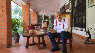 Reaparece AMLO para presentar su libro “Pueblo”; resalta la figura de Benito Juárez por consolidar el Estado laico
