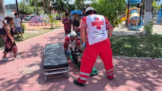 Paramédicos de Cruz Roja lo trasladaron de urgencia a un hospital.