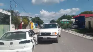 Un conductor de una camioneta Ford golpeó ligeramente un automóvil estacionado en la colonia Independencia