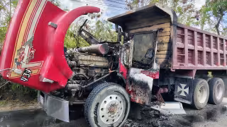 Conductor  sufre quemaduras tras incendiarse su  camión  en la avenida Niños Héroes de Cancún
