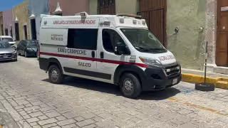 Trasladan al hospital a joven que ingirió medicamentos en el Centro de Campeche