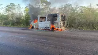 Los pasajeros y el conductor bajaron rápidamente de la unidad, que comenzó a incendiarse en su parte frontal en Mahahual