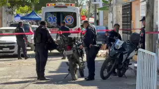 Paramédicos intentan reanimar a mujer de 34 años sin éxito