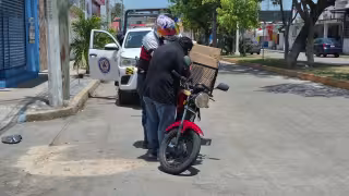 Un repartidor de refacciones resultó herido tras chocar contra un taxi en la colonia Benito Juárez.