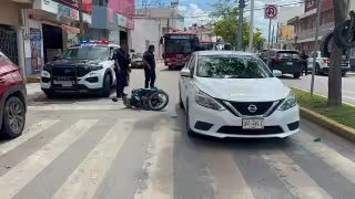 Automóvil frena para dejar pasar a peatones y motociclista termina chocándolo en Campeche