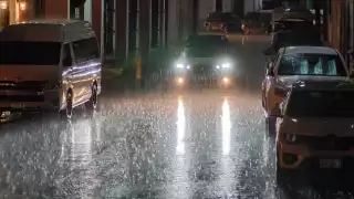 La lluvia vespertina sorprendió a todos los campechanos.