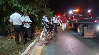 Comerciante sufre fractura tras accidentarse en su motocicleta en Escárcega