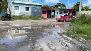 Exigen reparación de la calle 11 con Isabel La Católica: repleta de baches y charcos en Champotón