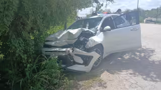 Aparatoso choque por alcance en Escárcega deja tres personas lesionadas.