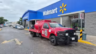 Protección Civil suspende operaciones en Walmart de Ciudad del Carmen tras detectar posible cortocircuito
