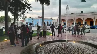 Marchan contra libros de Texto de la SEP en San Francisco de Campeche