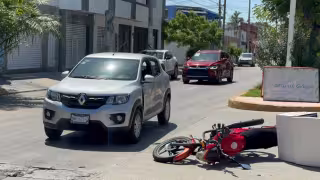 Repartidor en motocicleta se impacta contra un Renault Kwid en Ciudad del Carmen